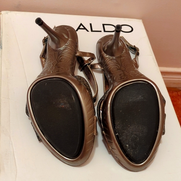 Brand new Le Chateau strappy heels - Picture 4 of 5